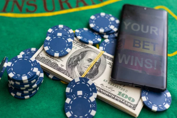 Poker Fişleri Dolar Banknotları Yeşil Kumaşa Yüksek Kalite Fotoğraf — Stok fotoğraf