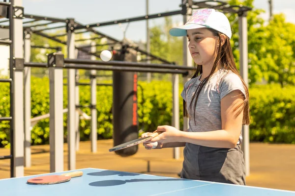 Petite Fille Heureuse Charmante Enfant Joue Ping Pong — Photo