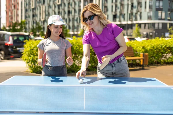 Happy Mother Daughter Imparare Giocare Ping Pong Sport Famiglia Allegra — Foto Stock