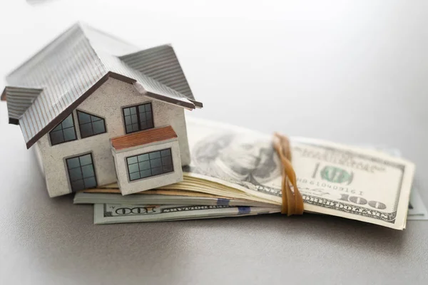 模型房子100个新的美元钞票的钥匙 具有购买或租赁房地产的能力 — 图库照片