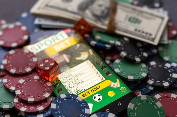 Online Poker Koncept Smartphone Poker Žetony Zeleném Pozadí Poker Online — Stock fotografie