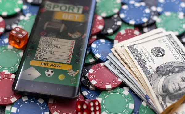 Концепция Онлайн Покера Смартфон Фишки Покера Зеленом Фоне Покер Онлайн — стоковое фото