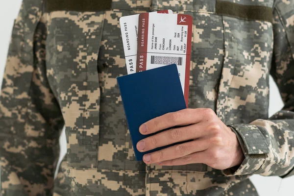 Militar Detém Passaportes Bilhetes — Fotografia de Stock