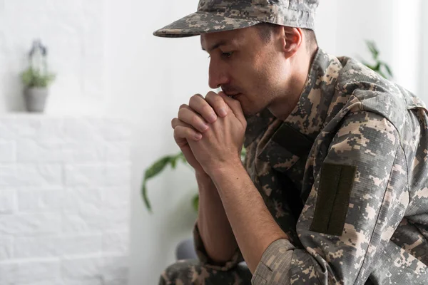 Portret Smutnego Zdesperowanego Wojskowego Średnim Wieku Podczas Sesji Terapeutycznej Niepełnosprawny — Zdjęcie stockowe