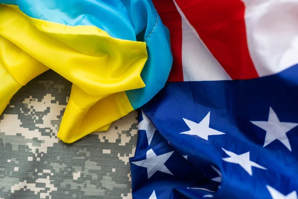 Amerykańska Flaga Żołnierzy Ramienia Flagi Ukrainy Tle Pomoc Wojskowa Usa — Zdjęcie stockowe