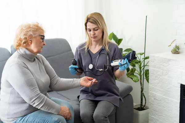 Glückliche Patientin Hält Pflegerin Der Hand Während Sie Zeit Miteinander — Stockfoto