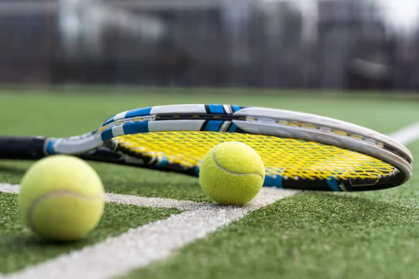 Sluiten Van Tennisrackets Tennisballen Liggend Tennisbaan Sport Tennis Activiteit — Stockfoto