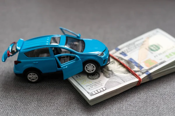 汽车和金钱 汽车保险 玩具汽车和金钱超过白人的概念 — 图库照片