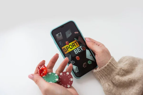 Žena Držící Sázky Smartphone Online Sportovní Hazardní Aplikace Svém Mobilním — Stock fotografie