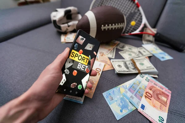 Online Sportwetten Auf Dem Hintergrund Einer Hand Mit Smartphone Und — Stockfoto