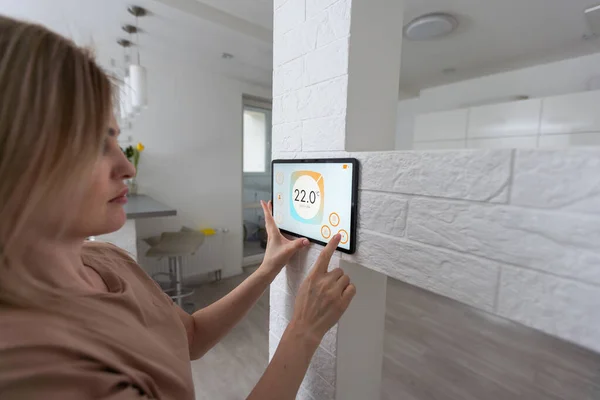 Mulher Controlando Casa Com Painel Tela Sensível Toque Digital Instalado — Fotografia de Stock