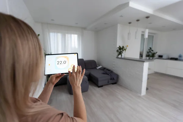 Steuerung Der Wohnung Mit Einem Digitalen Touchscreen Panel Das Der — Stockfoto