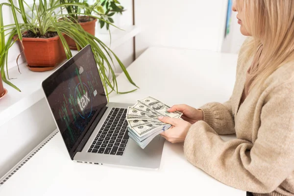 Крупним Планом Молода Жінка Використовує Ноутбук Калькулятор Працює Над Проектом — стокове фото