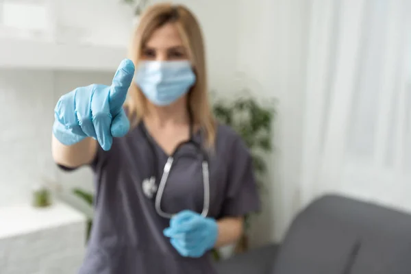 Eine Ärztin Mit Gummihandschuhen Zeigt Eine Geste Etwas Der Hand — Stockfoto