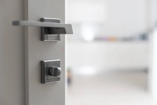 Kapıyı Açmak Için Krom Metal Saplı Modern Beyaz Kapı Çekimin — Stok fotoğraf