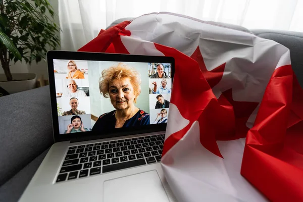 Online Sohbet Kanada Bayrağı Olan Dizüstü Bilgisayar — Stok fotoğraf