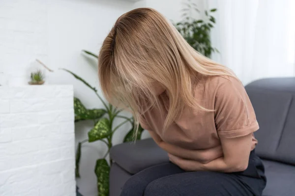 Jonge Vrouw Met Pijnlijke Maagpijn Chronische Gastritis Maag Menstruatiekrampen Opgeblazen — Stockfoto