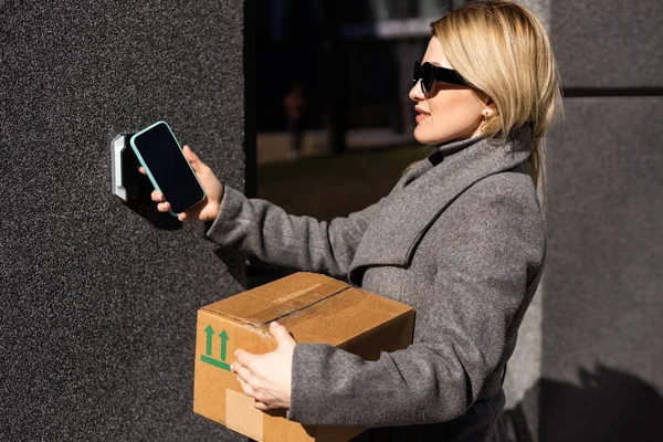 스마트 상자를 여성의 전화를 이용하여 자물쇠를 엽니다 — 스톡 사진