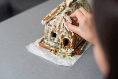 Genç bir kız zencefilli kurabiye yiyor..