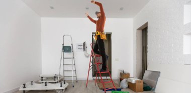 İnşaatçı, apartmanda tamirat işi.