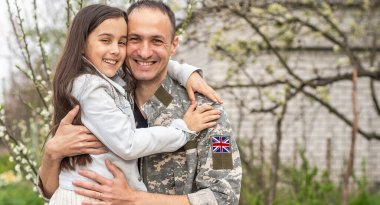 İngiliz asker ve küçük kızı mutlu birleşmesi