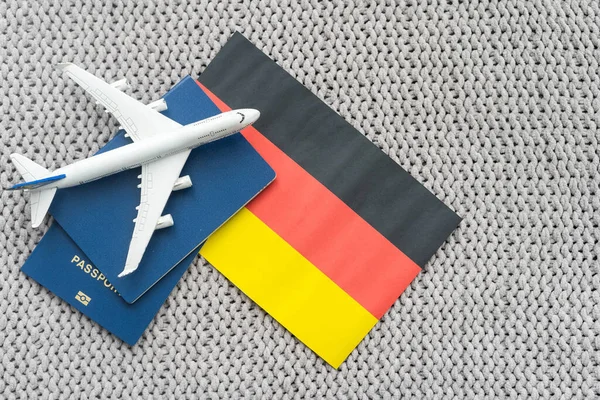 Vlag Van Duitsland Met Paspoort Speelgoedvliegtuig Vliegreisconcept — Stockfoto