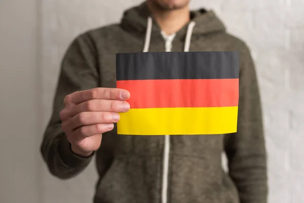 在室内展示德国国旗的人 外国教育 学习德语 — 图库照片