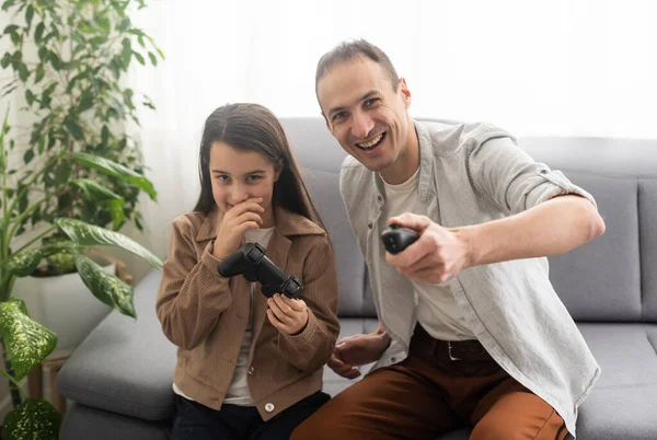 Father Little Daughter Play Video Games Using Gamepads Home Man — Stockfoto