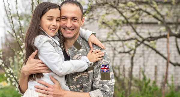 Feliz Reunião Soldado Britânico Sua Filhinha — Fotografia de Stock