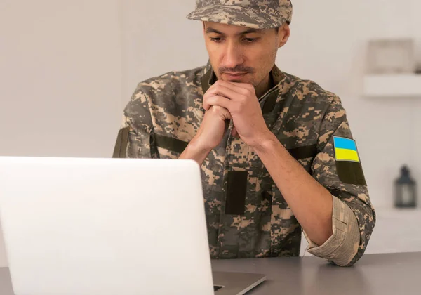 Ukraiński Wojskowy Laptopem — Zdjęcie stockowe