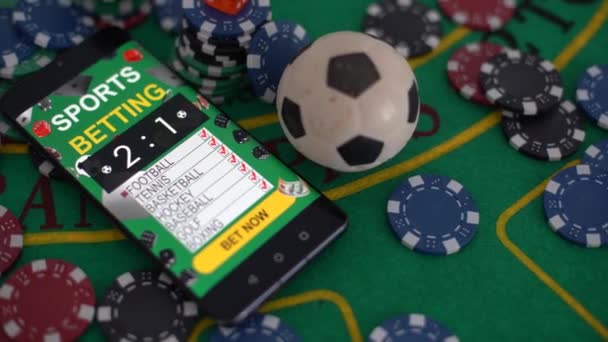 ギャンブルオンラインカジノのインターネット賭けの概念緑の画面 スマートフォンにポーカーチップサイコロ ジャックポット カジノチップ 高品質の写真 — ストック動画