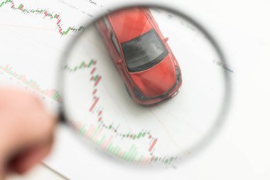 Oyuncak araba modeli ve beyaz arka planda büyüteç. Yüksek kalite fotoğraf