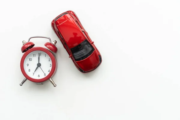 Czerwony Budzik Samochód Zabawki Koncepcja Zakupu Nowego Samochodu Wysokiej Jakości — Zdjęcie stockowe