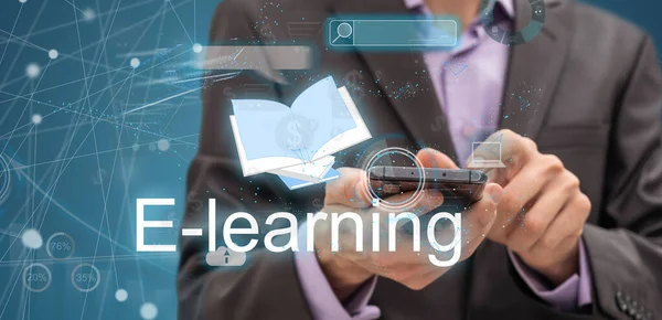 Çevrimiçi Eğitim Mavi Arka Planda Öğrenen Erkek Tutma Tableti Panorama — Stok fotoğraf