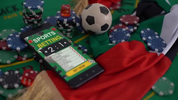 Smartfon Stołem Kieszonkowym Ekranie Karty Gry Karty Chipowe Stole Pokerowym — Wideo stockowe