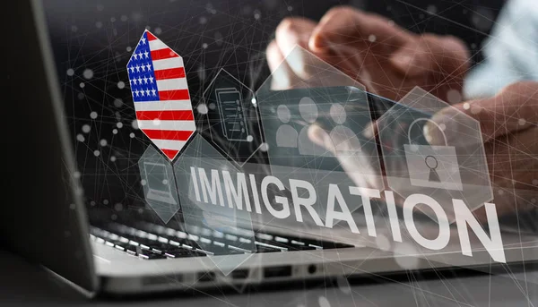 Концепция Иммиграции Сша Человек Нажимает Виртуальную Кнопку Иконкой Флага — стоковое фото