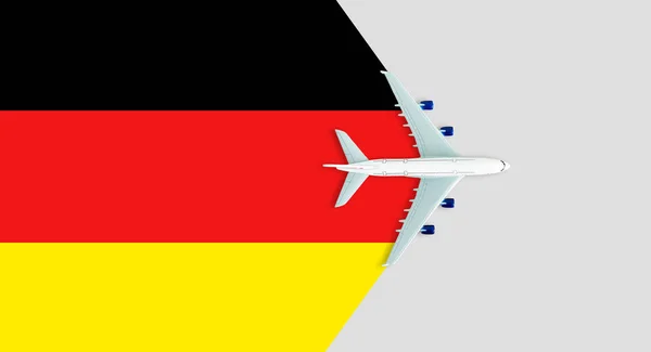 Spielzeugflugzeug Auf Der Straße Bemalt Die Farben Der Deutschen Nationalflagge — Stockfoto