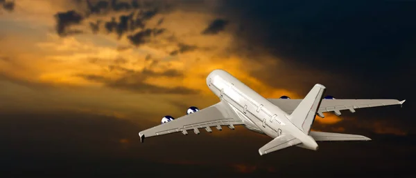 Коммерческий Самолет Летящий Над Облаками Ярком Солнечном Свете Высокое Разрешение — стоковое фото