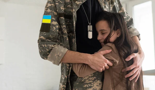 Voják Ukrajinské Vojenské Uniformě Objímající Svou Dceru Rodinné Shledání — Stock fotografie