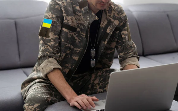 Homem Militar Ucraniano Com Laptop — Fotografia de Stock