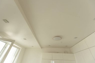 İnşaat alanındaki evin alçıtaşı tavanı. Yüksek kalite fotoğraf