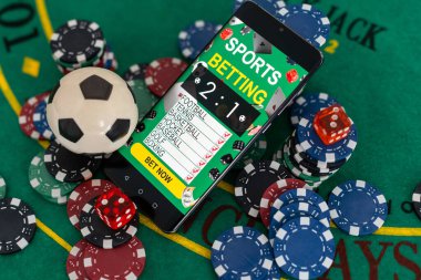 İskambil kağıtları, poker fişleri, zarlar, akıllı telefon. Online kumarhane konsepti. Kumar oynuyorum. Geçmişi. Yüksek kalite fotoğraf