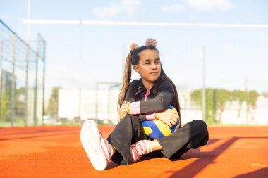 Voleybol oynayan çocuk, voleybol oynayan küçük kız..