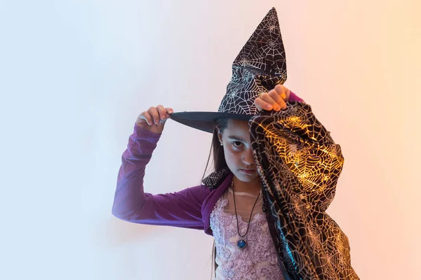 Halloween Gyermek Boszorkány Kalap Néz Mint Varázsló Iskolai Tanuló Boldog — Stock Fotó