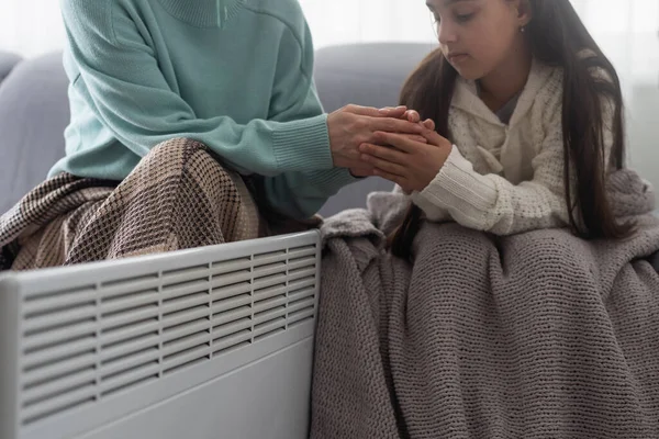 Elektrikli Isıtıcının Başında Insanlar Evlerinde Sıcak Bir Battaniyeyle Kendilerini Isıtıyorlar — Stok fotoğraf