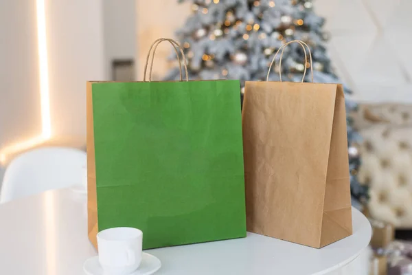 圣诞装饰食品递送服务一次性牛皮纸包 现成的定单 环保可回收包装 零废物 假日餐饮业 自制糖果 — 图库照片