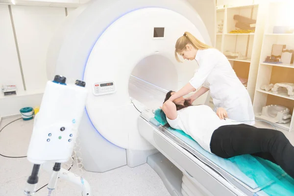 在现代医院实验室与病人一起进行医学Ct或Mri扫描 放射科的内部 白色房间里的先进技术设备 磁共振诊断机 — 图库照片