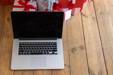 Bulanık Noel ışıkları arkaplanına karşı dizüstü bilgisayar.