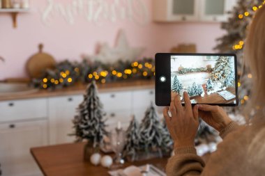 Kadın evi Noel tabletiyle süslüyor..