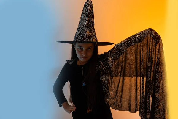 Boldog Ijesztő Halloween Koncepció Kis Boszorkány Lány Játszik Paranormális Halloween — Stock Fotó